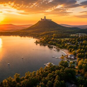 Obraz na plátno – Hrad na kopci při západu slunce